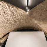 ...con un soffitto a botte ribassata...